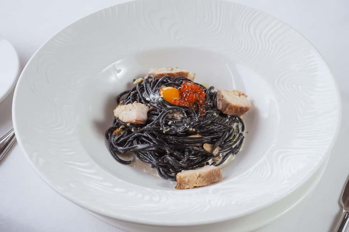 Pasta al nero di seppia con gamberi