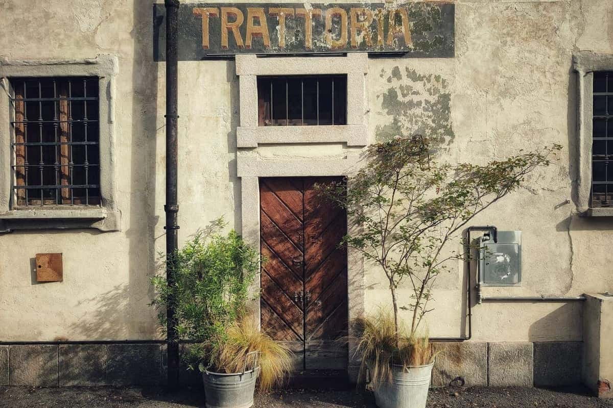 La sala dell'osteria con la parete di vini